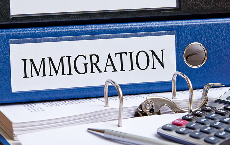 Les immigrants sont-ils un fardeau ou un atout pour notre économie ?