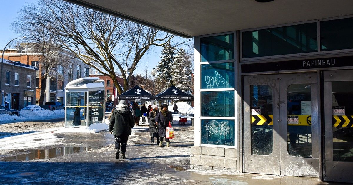 Tentes de L'Itinéraire devant la station Papineau