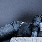 une personne qui dort dans la rue