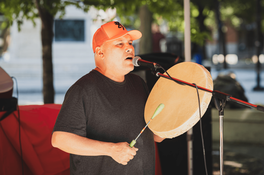 Auteur-compositeur-interprète innu Shauit lors de l’événement de célébration des 10 ans du Café Maison ronde. Photo : Charles-Antoine Marcotte.